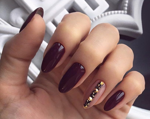 Manucure bordeaux et beige. Photo pour ongles courts et longs avec des strass, des motifs, des étincelles