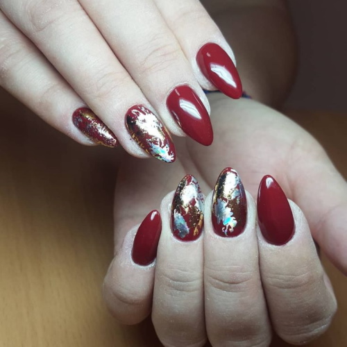 Manucure bordeaux et beige. Photo pour ongles courts et longs avec des strass, des motifs, des étincelles