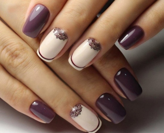 Manucure bordeaux et beige. Photo pour ongles courts et longs avec des strass, des motifs, des étincelles