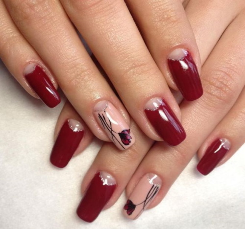 Manucure bordeaux et beige. Photo pour ongles courts et longs avec des strass, des motifs, des étincelles