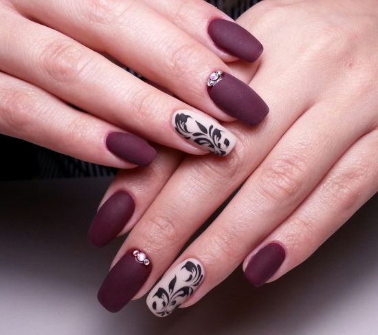 Manucure bordeaux et beige. Photo pour ongles courts et longs avec des strass, des motifs, des étincelles