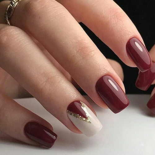 Manucure bordeaux et beige. Photo pour ongles courts et longs avec des strass, des motifs, des étincelles