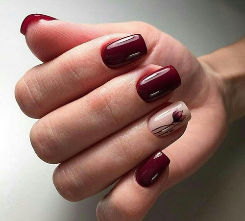 Manucure bordeaux et beige. Photo pour ongles courts et longs avec des strass, des motifs, des étincelles