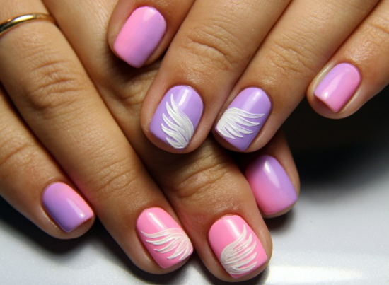 Manicura lila amb rosa, plata, amb pedreria, vidre trencat, degradat