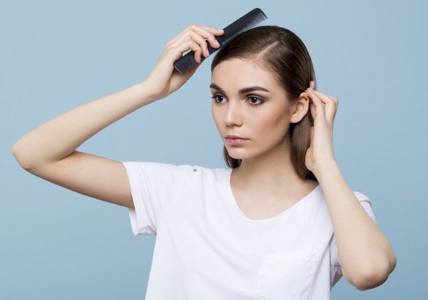 Séparation sur la tête des femmes à droite, à gauche, au milieu. Comment faire une photo