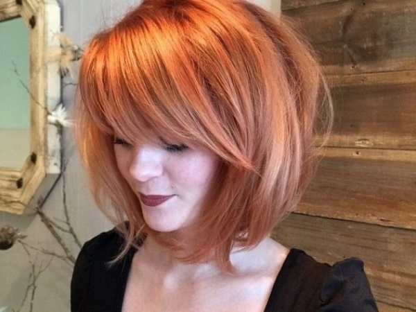 Coupe de cheveux asymétrique pour cheveux moyens avec une frange. Une photo