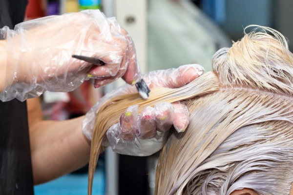 Les filles ont les cheveux verts après la décoloration, le henné, la piscine, le basma. Photo comment réparer