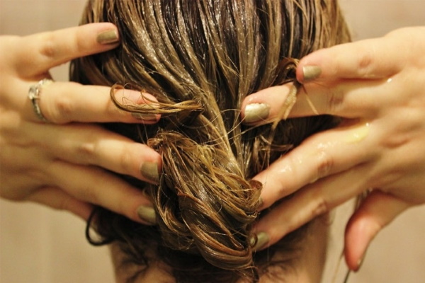 Les filles ont les cheveux verts après la décoloration, le henné, la piscine, le basma. Photo comment réparer