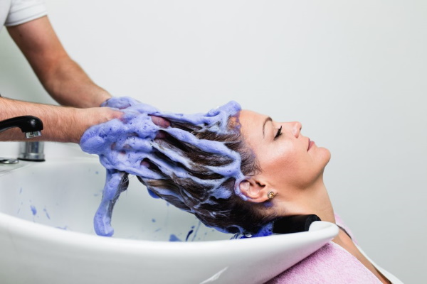 Les filles ont les cheveux verts après la décoloration, le henné, la piscine, le basma. Photo comment réparer