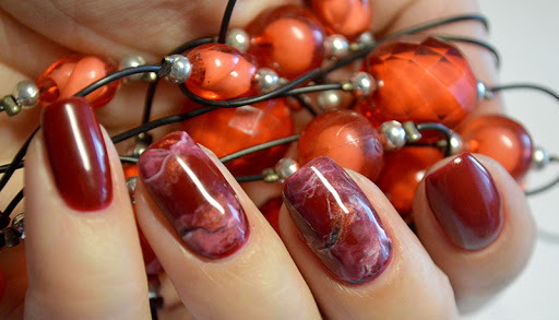 Manicura de marbre amb gel per a ungles curtes i llargues. Foto, disseny