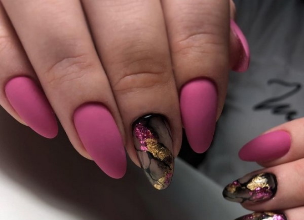 Manicura de marbre amb gel per a ungles curtes i llargues. Foto, disseny