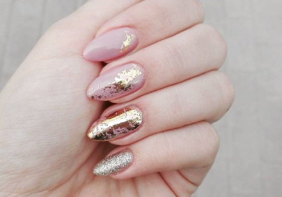 Manicura de marbre amb gel per a ungles curtes i llargues. Foto, disseny