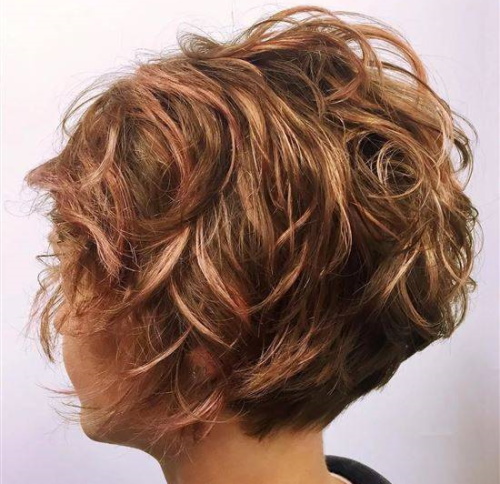 Coupe de cheveux italienne pour cheveux courts avec et sans frange. Photo pour un visage rond et ovale