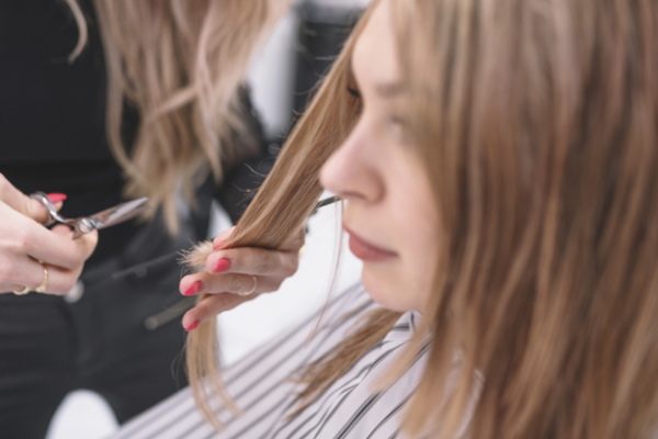 Coupe de cheveux italienne pour cheveux courts avec et sans frange. Photo pour un visage rond et ovale