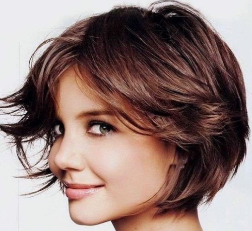 Coupe de cheveux italienne pour cheveux courts avec et sans frange. Photo pour un visage rond et ovale