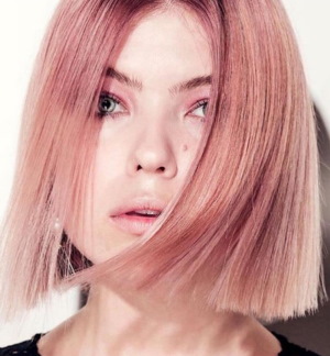 Couleur des cheveux blonds chauds. Photo aux racines foncées, teinte rose, peinture