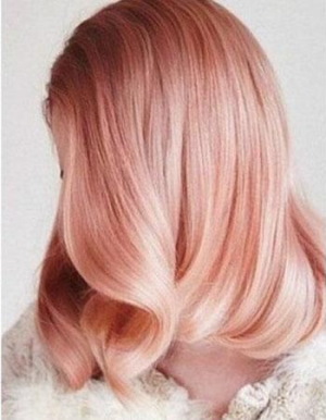 Couleur des cheveux blonds chauds. Photo aux racines foncées, teinte rose, peinture