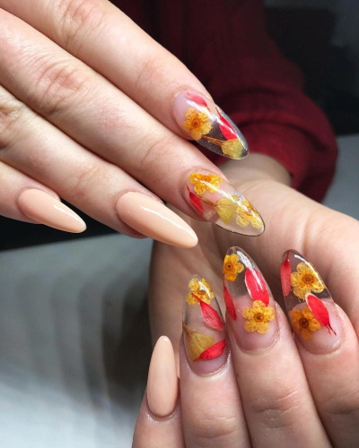 Conception d'aquarium sur les ongles. Photo, technique pour débutants avec paillettes, fleurs séchées, eau à l'intérieur