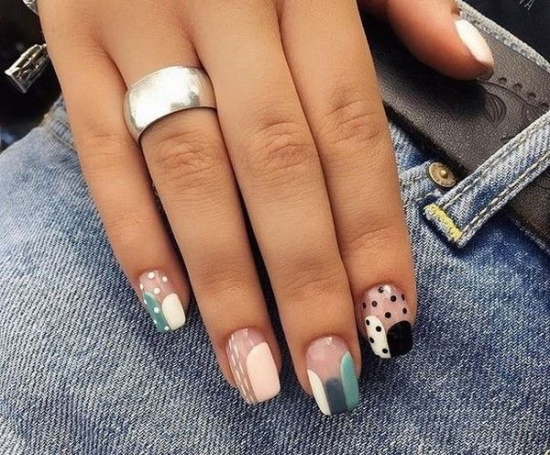 Manicura coreana per a ungles per a ungles curtes i llargues. Una foto