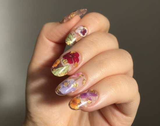 Manicura coreana per a ungles per a ungles curtes i llargues. Una foto