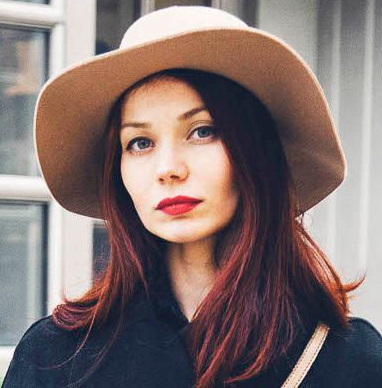 Ombre colorée pour cheveux foncés de longueur moyenne, courts, avec une frange. Une photo