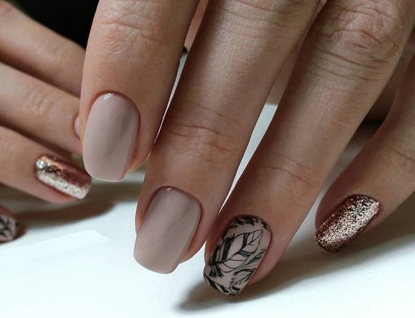 Manicura neutral amb esmalt de gel en ungles curtes i llargues. Una foto