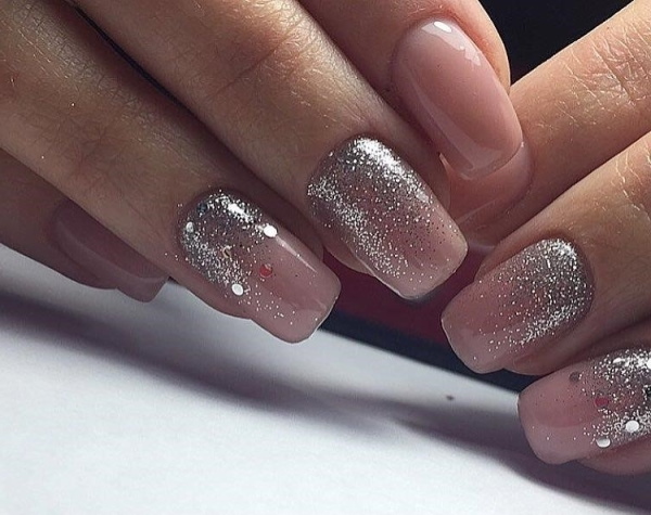 Manicura neutral amb esmalt de gel en ungles curtes i llargues. Una foto