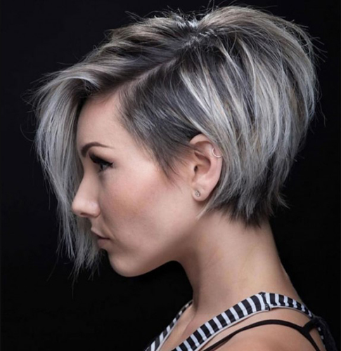 La coupe de cheveux Pixie bob pour femme est allongée, asymétrique, courte. Une photo