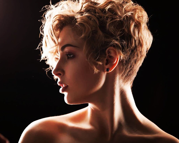 La coupe de cheveux Pixie bob pour femme est allongée, asymétrique, courte. Une photo