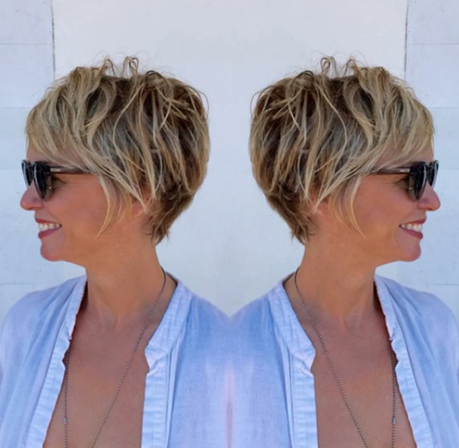 La coupe de cheveux Pixie bob pour femme est allongée, asymétrique, courte. Une photo