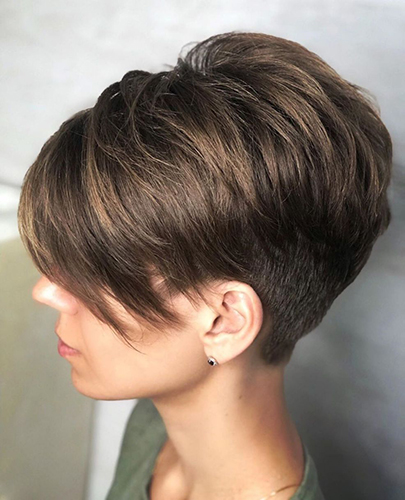 La coupe de cheveux Pixie bob pour femme est allongée, asymétrique, courte. Une photo