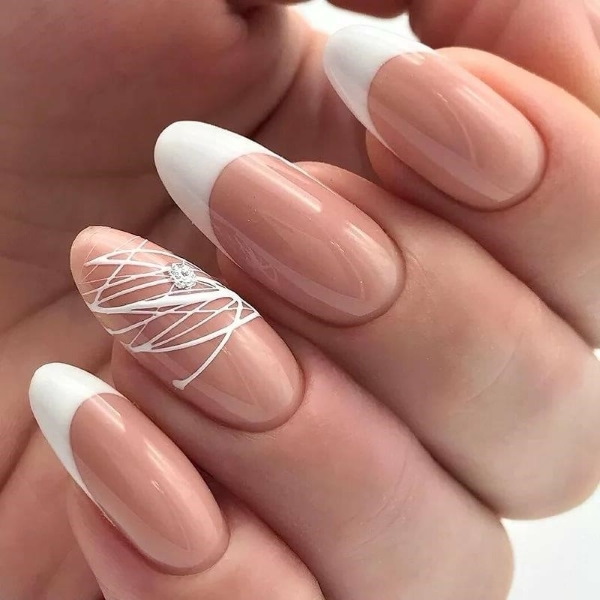 Toile d'araignée sur les ongles avec du vernis gel. Photos, dessins