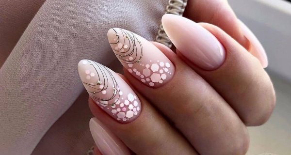 Toile d'araignée sur les ongles avec du vernis gel. Photos, dessins