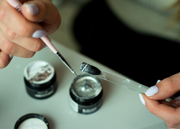 Toile d'araignée sur les ongles avec du vernis gel. Photos, dessins