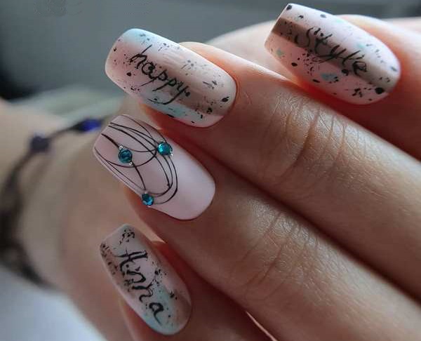 Toile d'araignée sur les ongles avec du vernis gel. Photos, dessins