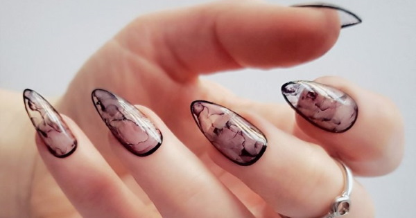 Manicura transparent amb disseny, patró. Foto per a ungles curtes i llargues