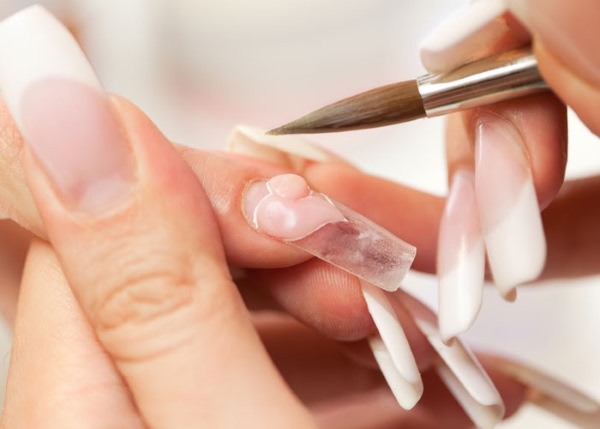 Manicura transparent amb disseny, patró. Foto per a ungles curtes i llargues