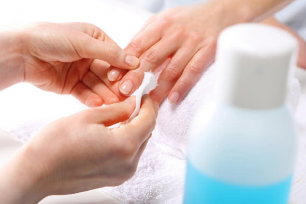 Manicura transparent amb disseny, patró. Foto per a ungles curtes i llargues