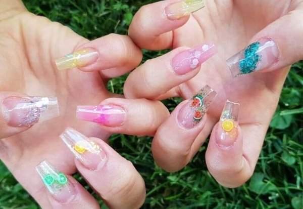 Manicura transparent amb disseny, patró. Foto per a ungles curtes i llargues