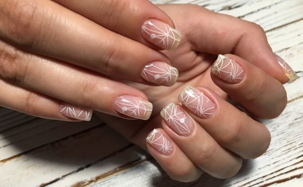 Manicura transparent amb disseny, patró. Foto per a ungles curtes i llargues